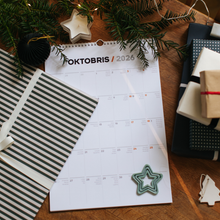 Load image into Gallery viewer, Klasisks sienas kalendārs - plānotājs 2026