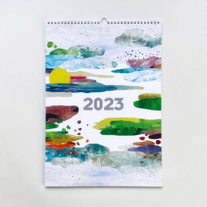 Vertikāls sienas kalendārs - plānotājs ar ilustrācijām 2023